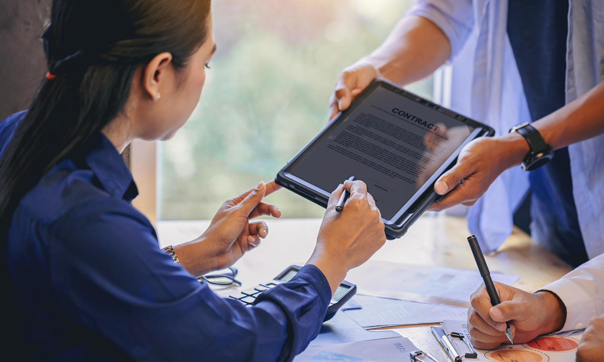 Tỷ lệ ký quỹ ban đầu (50% chứng khoán, thấp Forex) quyết định sức mua; duy trì (30-40% chứng khoán, 110% Forex) quyết định an toàn.