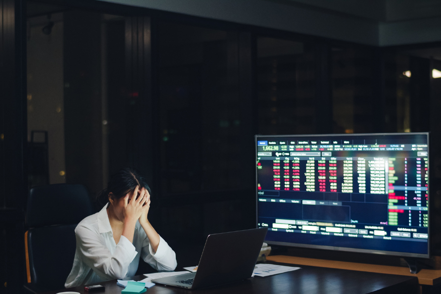 Chờ xác nhận từ hành động giá để tránh bẫy phân kỳ giả.